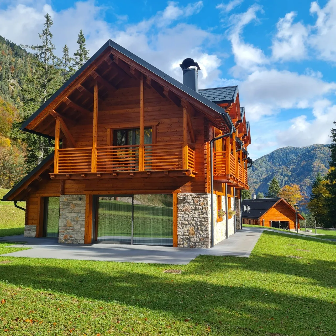 Uno chalet del resort in autunno