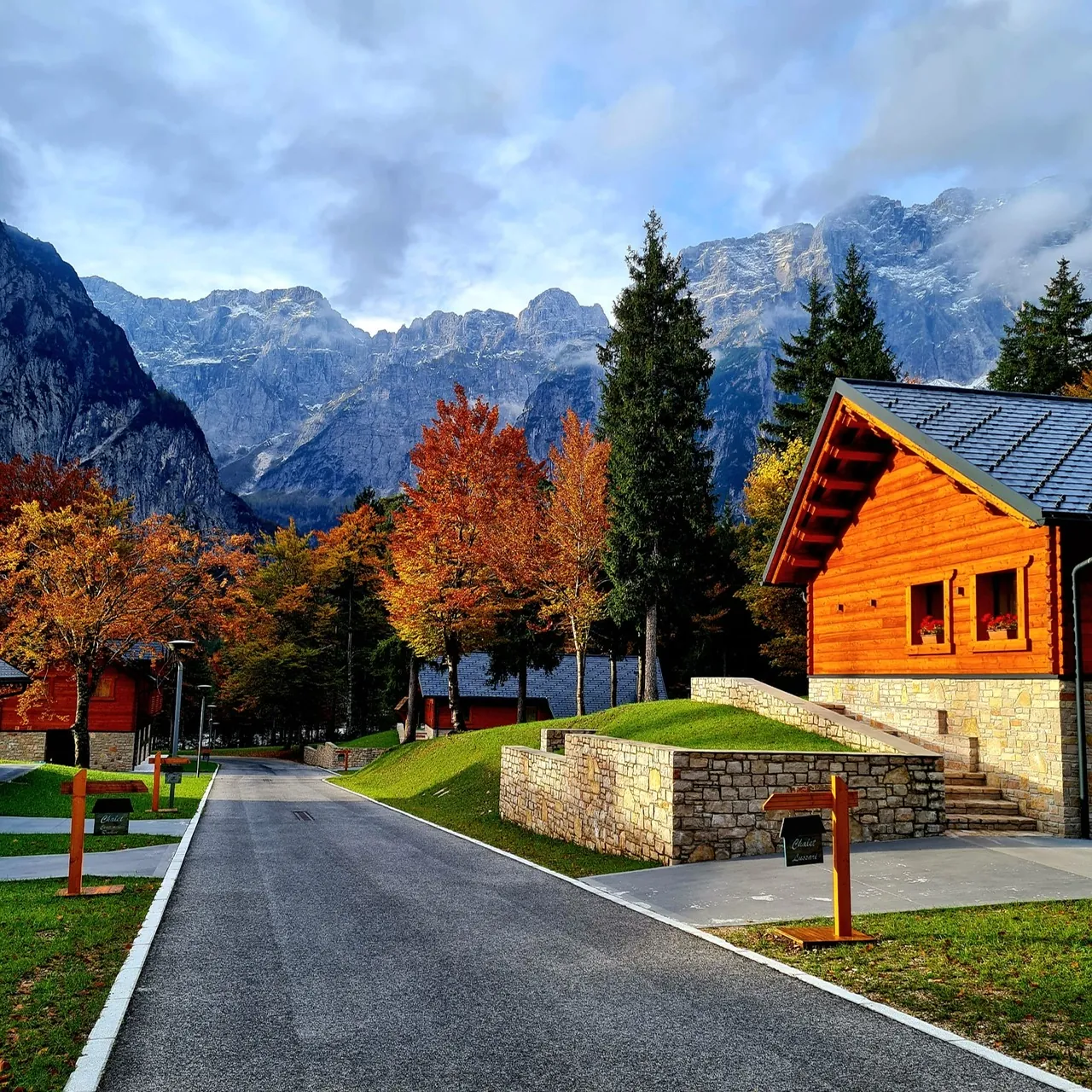 La strada interna del resort in autunno